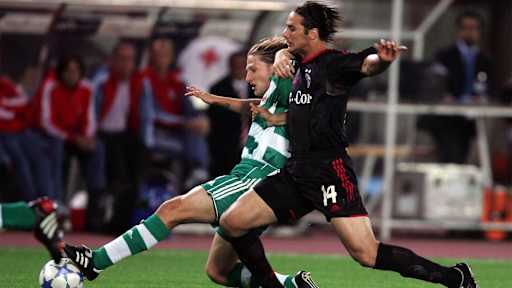 Claudio Pizarro im Zweikampf im Champions League-Spiel des FC Bayern bei Rapid Wien