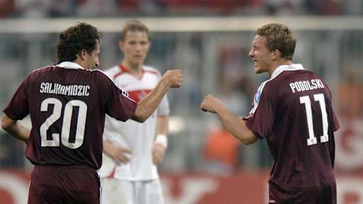 Hasan Salihamidzic und Lukas Podolski schlagen ein nach einem Tor zum Champions League-Auftakt gegen Spartak Moskau
