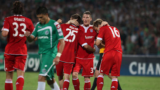 Bastian Schweinsteiger wird von seine Teamkollegen umarmt nach einem Tor zum Champions League-Auftakt in Haifa