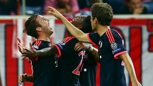 Mario Götze und David Alaba jubeln nach einem Tor zum Champions League-Auftakt in Piräus