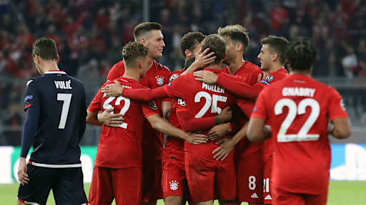 FC Bayern-Spieler jubeln gemeinsam nach einem Tor zum Champions League-Auftakt gegen Belgrad