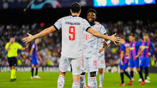Robert Lewandowski und Alphonso Davies jubeln nach einem Tor zum Champions League-Auftakt beim FC Barcelona