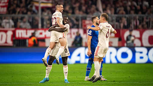 Raphael Guerreiro und Dayot Upamecano jubeln nach einm Tor zum Champions League-Auftakt gegen Zagreb