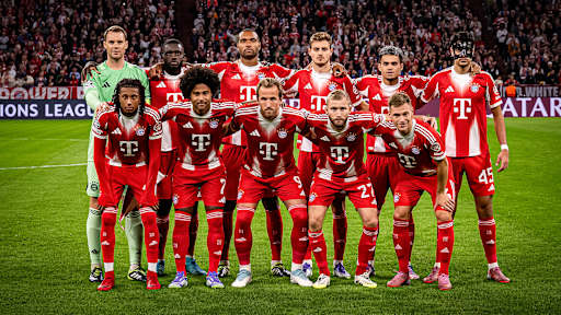 Mannschaftsfoto der Startaufstellung vor dem Heimspiel des FC Bayern zum Auftakt in die Champions League gegen den FC Chelsea