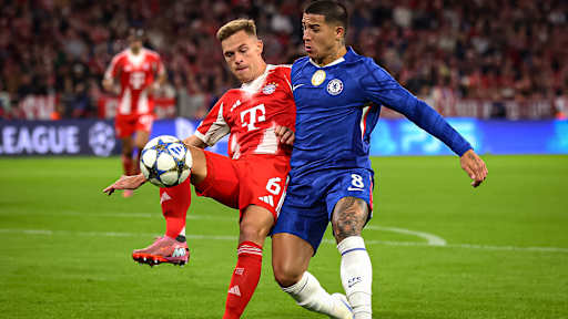 Joshua Kimmich im Zweikampf während des Heimspiels des FC Bayern zum Auftakt in die Champions League gegen den FC Chelsea