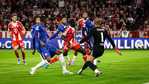 Dayot Upamecano trifft zum 1:0 während des Heimspiels des FC Bayern zum Auftakt in die Champions League gegen den FC Chelsea