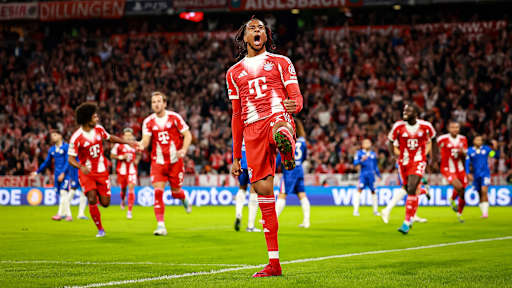 Michael Olise jubelt während des Heimspiels des FC Bayern zum Auftakt in die Champions League gegen den FC Chelsea