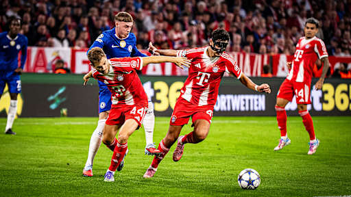 Josip Stanišić und Aleksandar Pavlović während des Heimspiels des FC Bayern zum Auftakt in die Champions League gegen den FC Chelsea