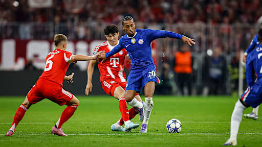 Minjae Kim im Zweikampf während des Heimspiels des FC Bayern zum Auftakt in die Champions League gegen den FC Chelsea