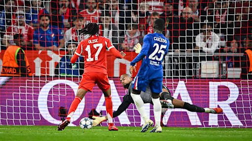Michael Olise beim Torschuss während des Heimspiels des FC Bayern zum Auftakt in die Champions League gegen den FC Chelsea