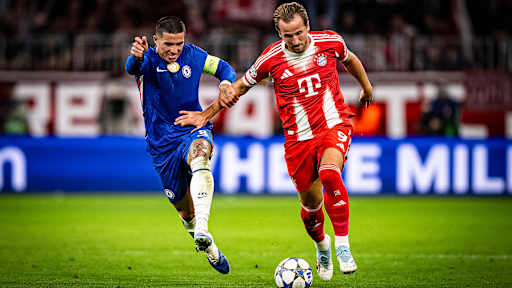 Harry Kane im Zweikampf während des Heimspiels des FC Bayern zum Auftakt in die Champions League gegen den FC Chelsea
