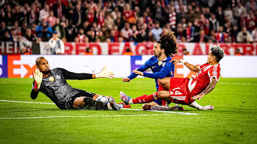 Luis Díaz beim Abschluss im Fallen während des Heimspiels des FC Bayern zum Auftakt in die Champions League gegen den FC Chelsea