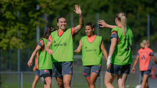 Vanessa Gilles lächelt beim Training und hebt den linken Arm zum High-Five mit Glodis Viggosdottir.