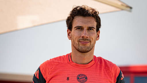 Leon Goretzka im orangenen Oberteil im FC Bayern-Training