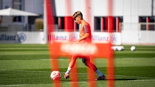 Lennart Karl im orangenen Oberteil im FC Bayern-Training