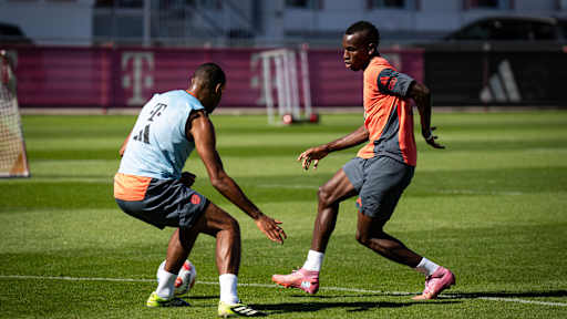 Nicolas Jackson im orangenen Oberteil im FC Bayern-Training
