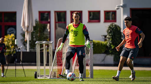 Manuel Neuer im gelben Oberteil im FC Bayern-Training