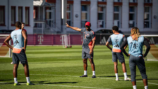 Vincent Kompany im grauen Oberteil im FC Bayern-Training