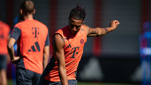 Michael Olise im orangenen Oberteil im FC Bayern-Training