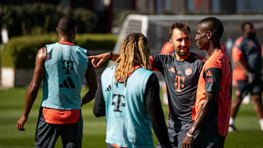 Nicolas Jackson im orangenen Oberteil im FC Bayern-Training