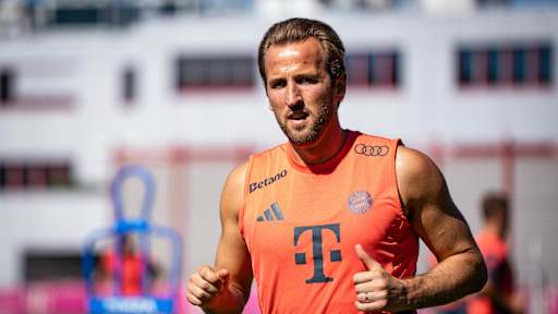 Harry Kane im orangenen Oberteil im FC Bayern-Training