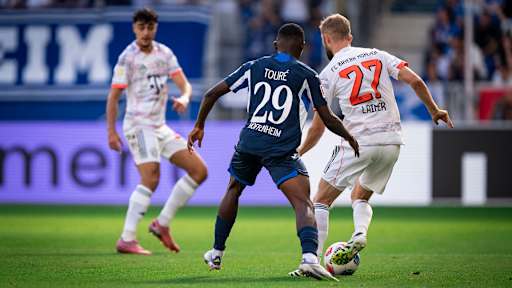Konrad Laimer dribbelt mit dem Ball im Bundesliga-Spiel des FC Bayern bei der TSG 1899 Hoffenheim.