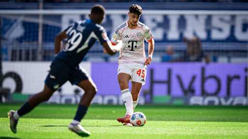 Aleksandar Pavlovic dribbelt mit dem Ball im Bundesliga-Spiel des FC Bayern bei der TSG 1899 Hoffenheim.