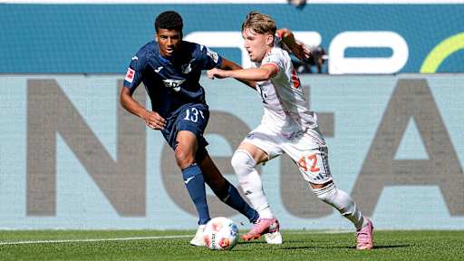 Lennart Karl dribbelt mit dem Ball im Bundesliga-Spiel des FC Bayern bei der TSG 1899 Hoffenheim.