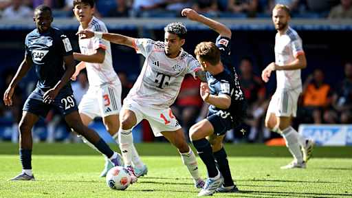 Luis Diaz führt einen Zweikampf im Bundesliga-Spiel des FC Bayern bei der TSG 1899 Hoffenheim.