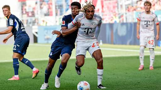 Sacha Boey führt einen Zweikampf im Bundesliga-Spiel des FC Bayern bei der TSG 1899 Hoffenheim.