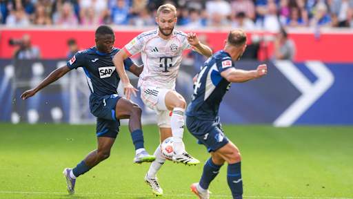 Konrad Laimer dribbelt mit dem Ball im Bundesliga-Spiel des FC Bayern bei der TSG 1899 Hoffenheim.
