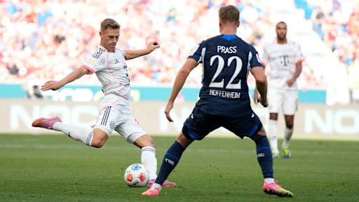 Joshua Kimmich spielt einen Pass im Bundesliga-Spiel des FC Bayern bei der TSG 1899 Hoffenheim.