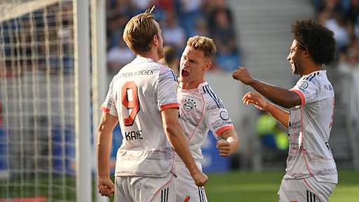 Spieler des FC Bayern bejubeln das Tor zum 3:0 im Bundesliga-Spiel des FC Bayern bei der TSG 1899 Hoffenheim.