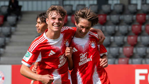 Die FCB-U19 bejubelt ein Tor.
