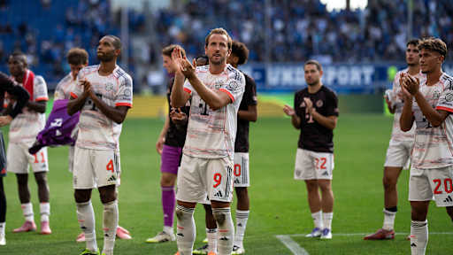 Harry Kane applaudiert nach dem Bundesliga-Spiel des FC Bayern bei der TSG 1899 Hoffenheim.