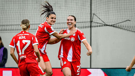 Momoko Tanikawa, Georgia Stanway und Co. jubeln während des Heimspiels der FC Bayern Frauen in der Google Pixel Frauen-Bundesliga gegen den SC Freiburg