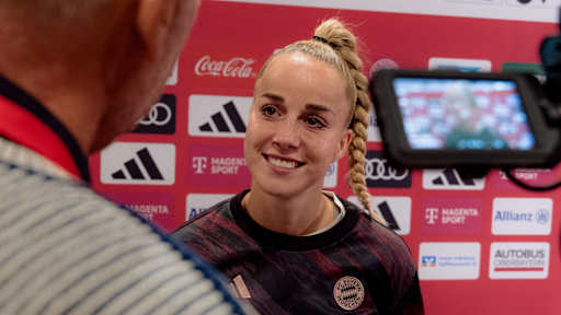 Giulia Gwinn lächelt während eines Interviews in die Kamera.