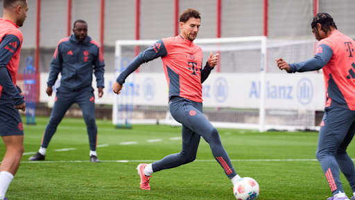 Leon Goretzka spitzelt den Ball im Training des FC Bayern weiter