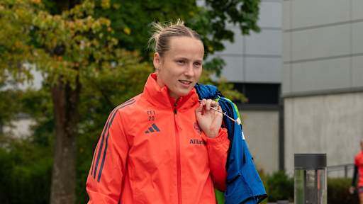 Franziska Kett auf dem Weg zum Training am FC Bayern Campus.