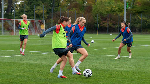 Tuva Hansen und Magdalena Eriksson im Zweikampf während einer Trainingseinheit.