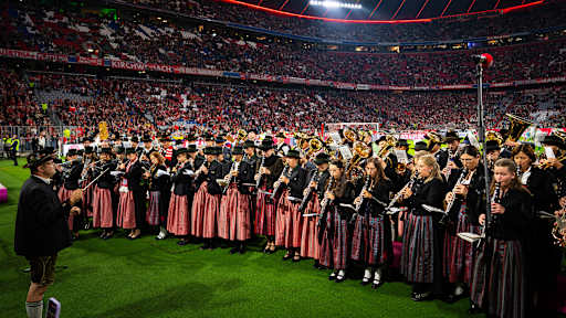 Eine Musikkapelle spielt vor dem Bundesliga-Heimspiel des FC Bayern gegen den SV Werder Bremen.