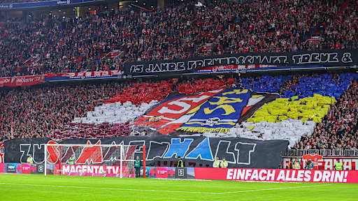 Die Choreographie der Südkurve vor dem Bundesliga-Heimspiel des FC Bayern gegen den SV Werder Bremen