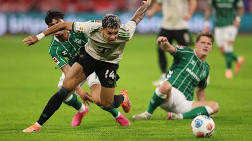 Luis Diaz dribbelt mit dem Ball im Bundesliga-Heimspiel des FC Bayern gegen den SV Werder Bremen.