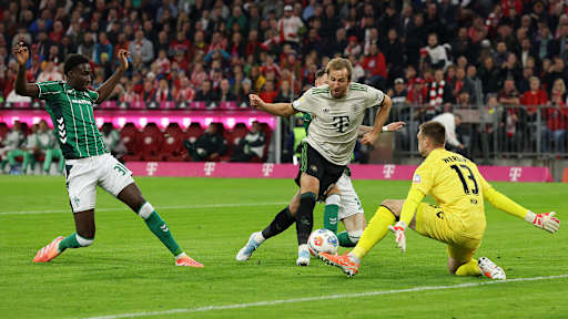 Harry Kane schießt den Ball im Bundesliga-Heimspiel des FC Bayern gegen den SV Werder Bremen.