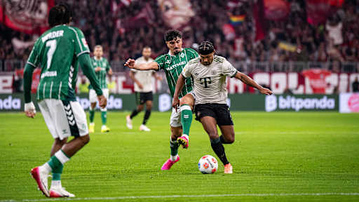 Serge Gnabry dribbelt mit dem Ball im Bundesliga-Heimspiel des FC Bayern gegen den SV Werder Bremen.