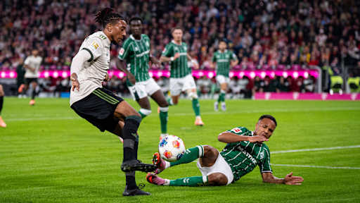 Michael Olise dribbelt mit dem Ball im Bundesliga-Heimspiel des FC Bayern gegen den SV Werder Bremen.