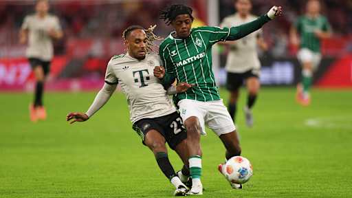 Sacha Boey klärt den Ball im Bundesliga-Heimspiel des FC Bayern gegen den SV Werder Bremen.