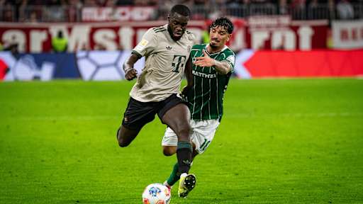 Dayot Upamecano dribbelt mit dem Ball im Bundesliga-Heimspiel des FC Bayern gegen den SV Werder Bremen.