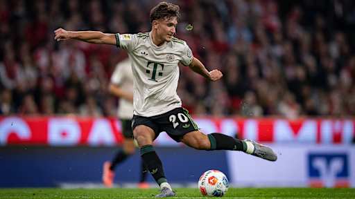 Tom Bischof passt den Ball im Bundesliga-Heimspiel des FC Bayern gegen den SV Werder Bremen.