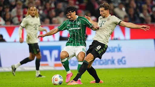Leon Goretzka führt einen Zweikampf im Bundesliga-Heimspiel des FC Bayern gegen den SV Werder Bremen.